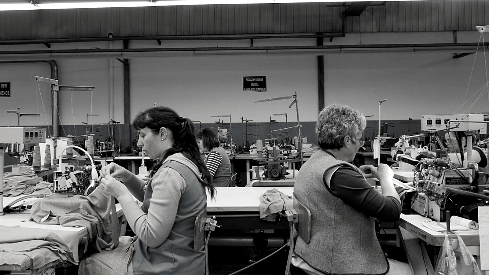 2 women working at sewing machines provides the backdrop of an article by hernest project about transparency in sustainable fashion.